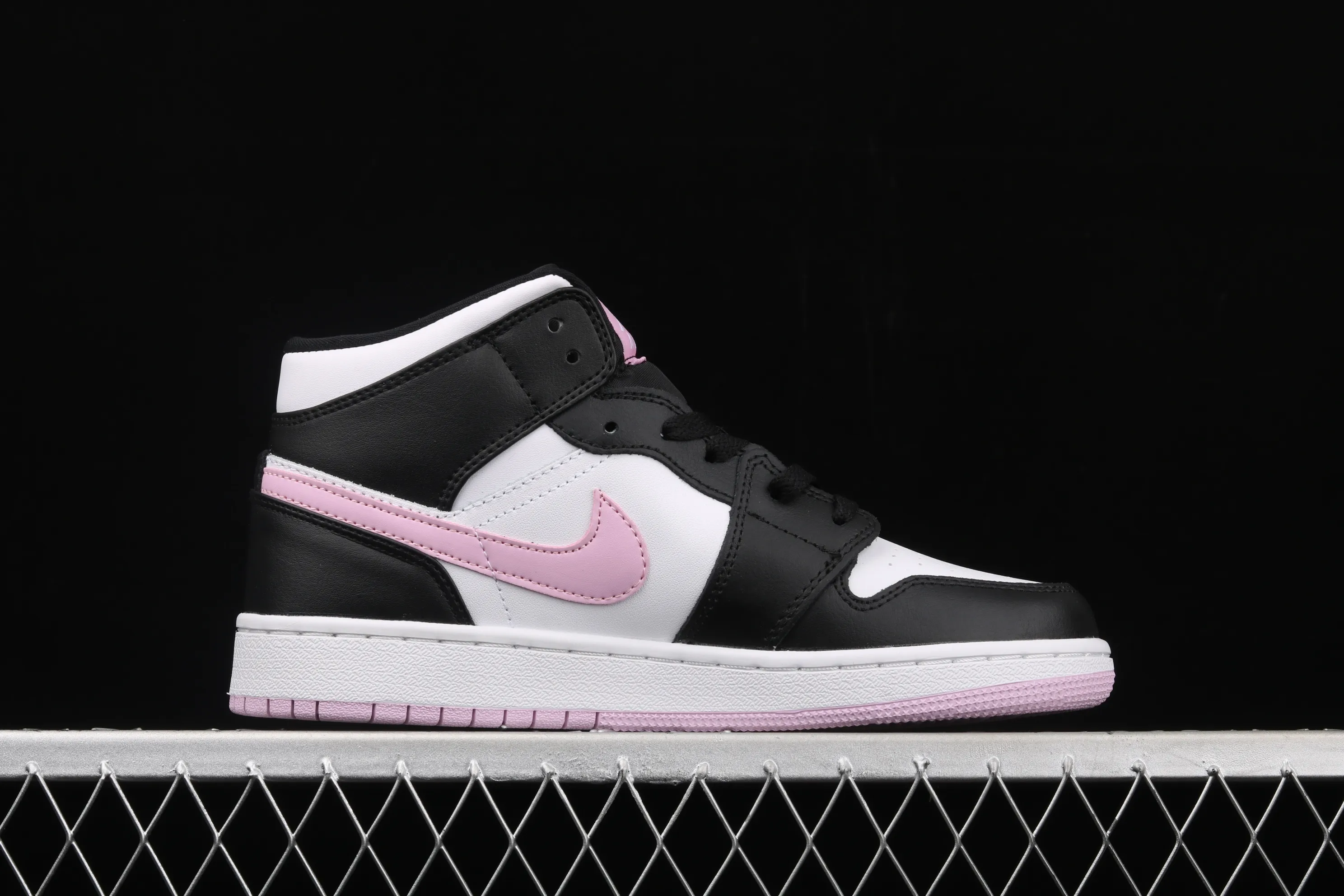 All categories Air Jordan Jordan series basketball shoes Air Jordan 1 Mid Air Jordan 1 Mid GS AJ1 Joe 1 China Pink White Panda 555112-103